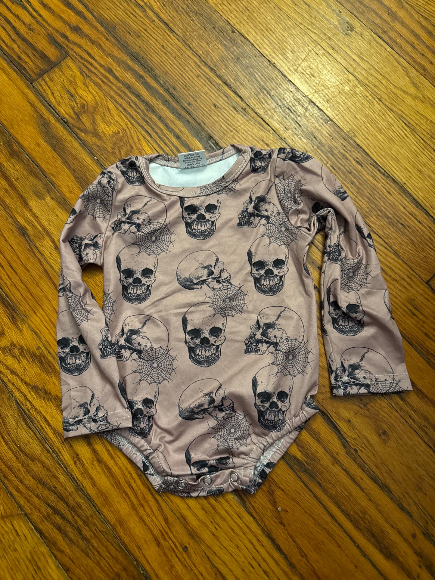Halloweenlive2025-skull onsie