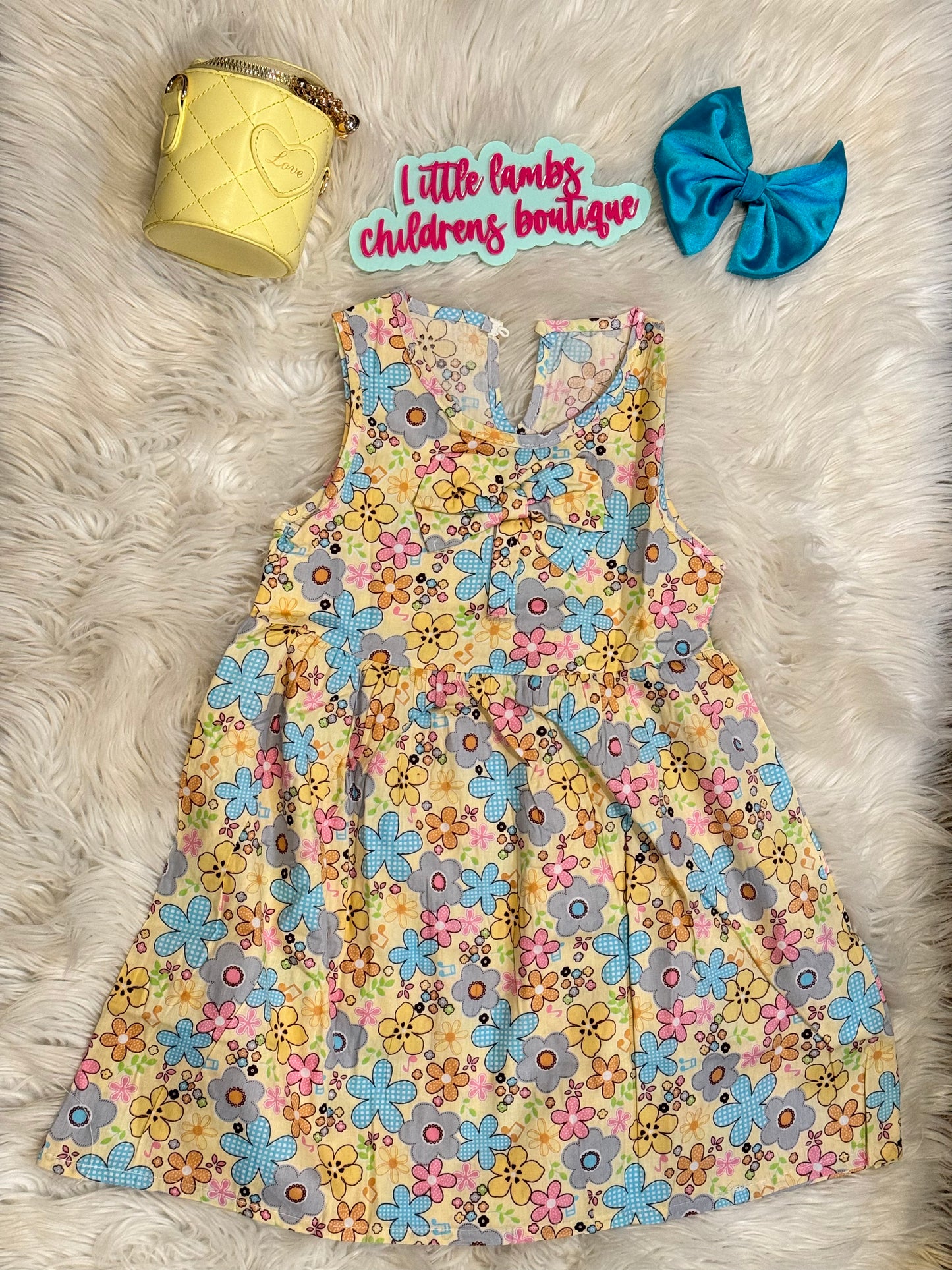 Yellow dress with flowers. Run big