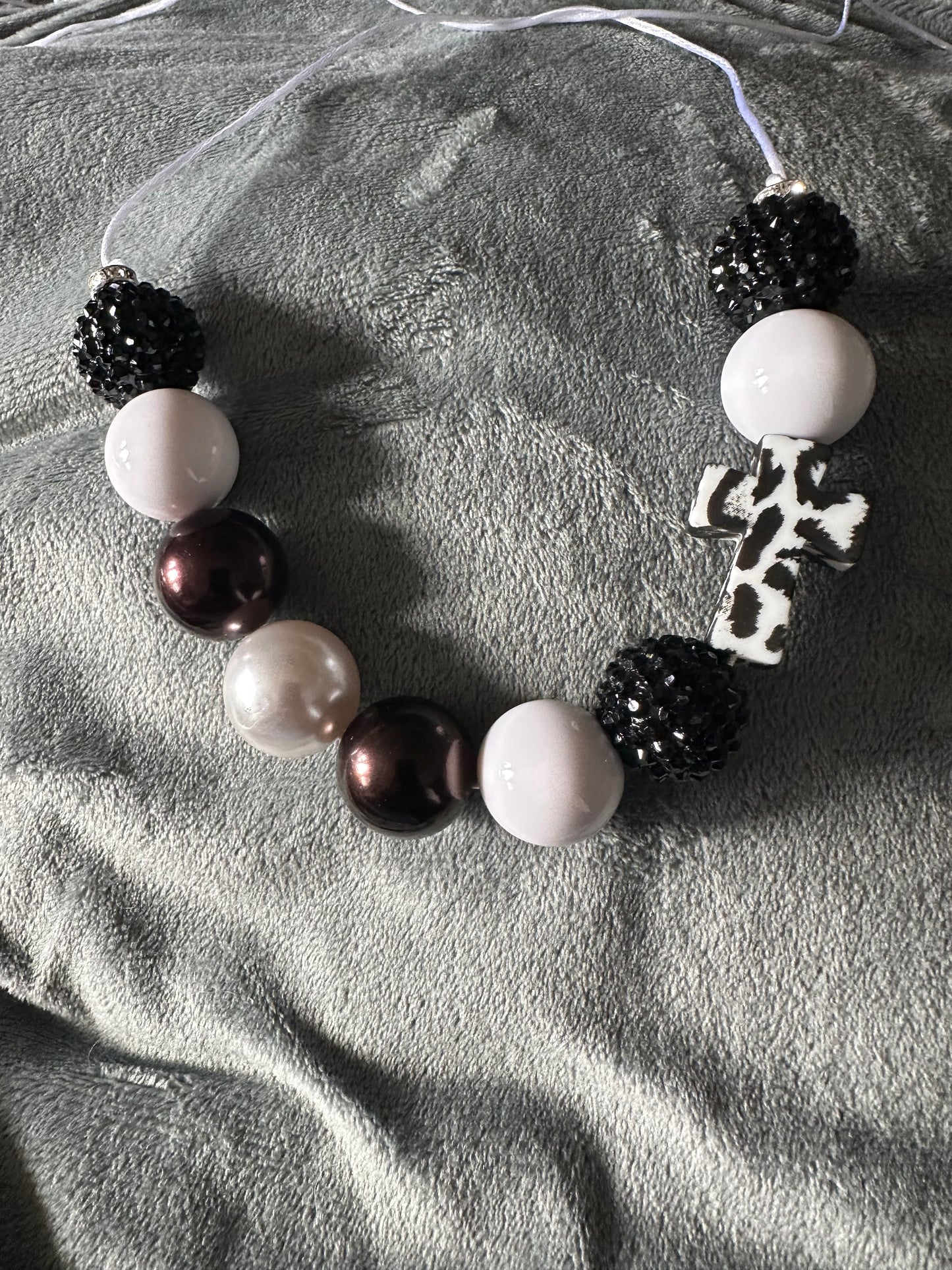 Bubble gum necklace black and white cross