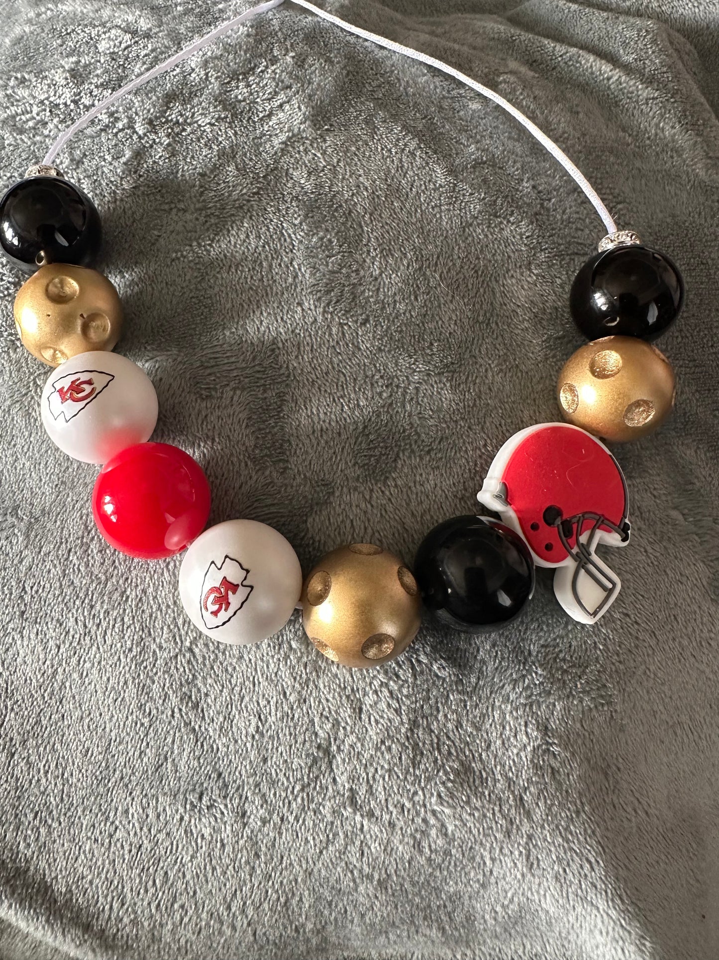 Bubble gum necklace chiefs with golden beads